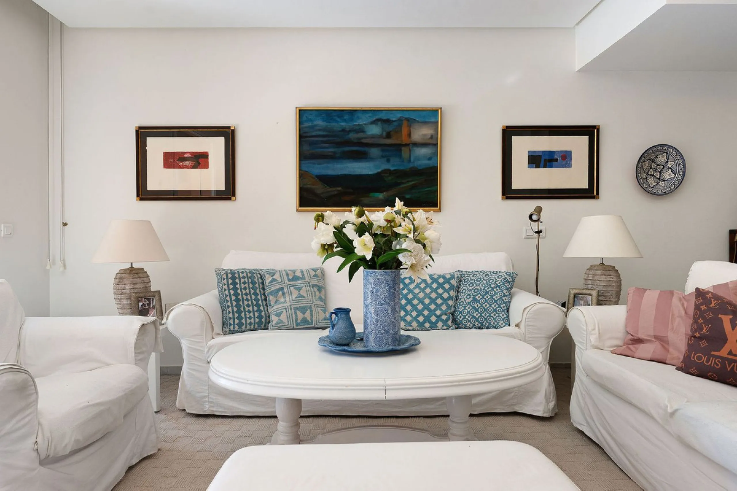 This well presented three-bedroom townhouse spans three spacious levels, combining comfort, space, and a great location in the heart of Nueva Andalucía. A wide selection of restaurants, cafés, bars, and boutiques are within walking distance, while Puerto 