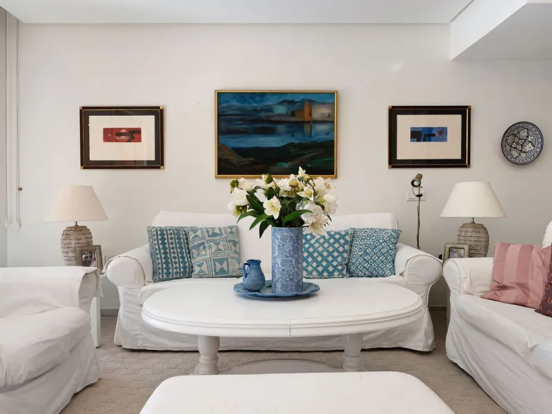 This well presented three-bedroom townhouse spans three spacious levels, combining comfort, space, and a great location in the heart of Nueva Andalucía. A wide selection of restaurants, cafés, bars, and boutiques are within walking distance, while Puerto 