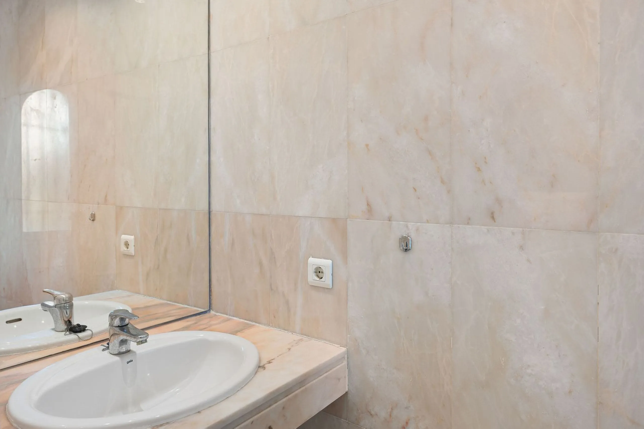 This well presented three-bedroom townhouse spans three spacious levels, combining comfort, space, and a great location in the heart of Nueva Andalucía. A wide selection of restaurants, cafés, bars, and boutiques are within walking distance, while Puerto 