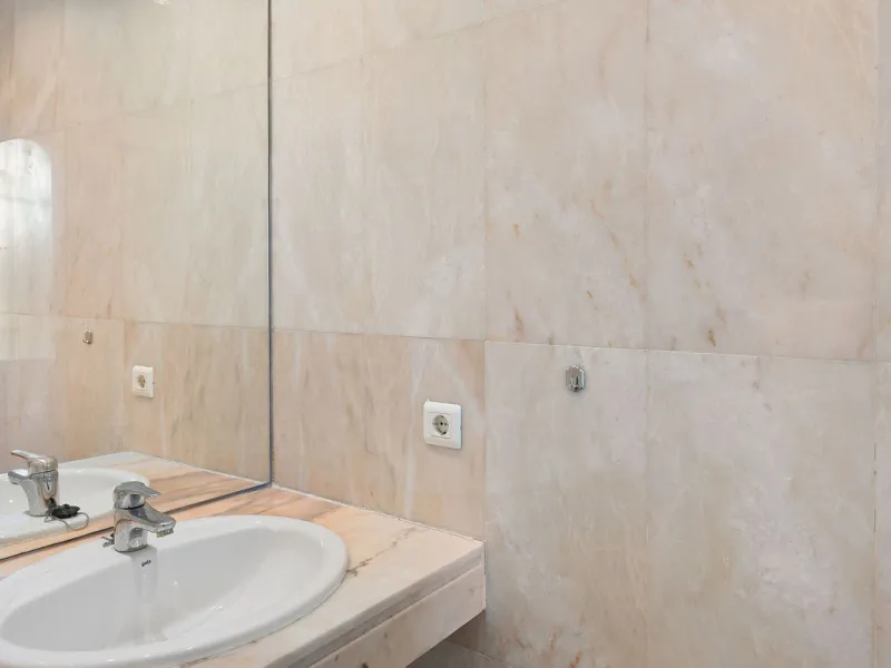 This well presented three-bedroom townhouse spans three spacious levels, combining comfort, space, and a great location in the heart of Nueva Andalucía. A wide selection of restaurants, cafés, bars, and boutiques are within walking distance, while Puerto 