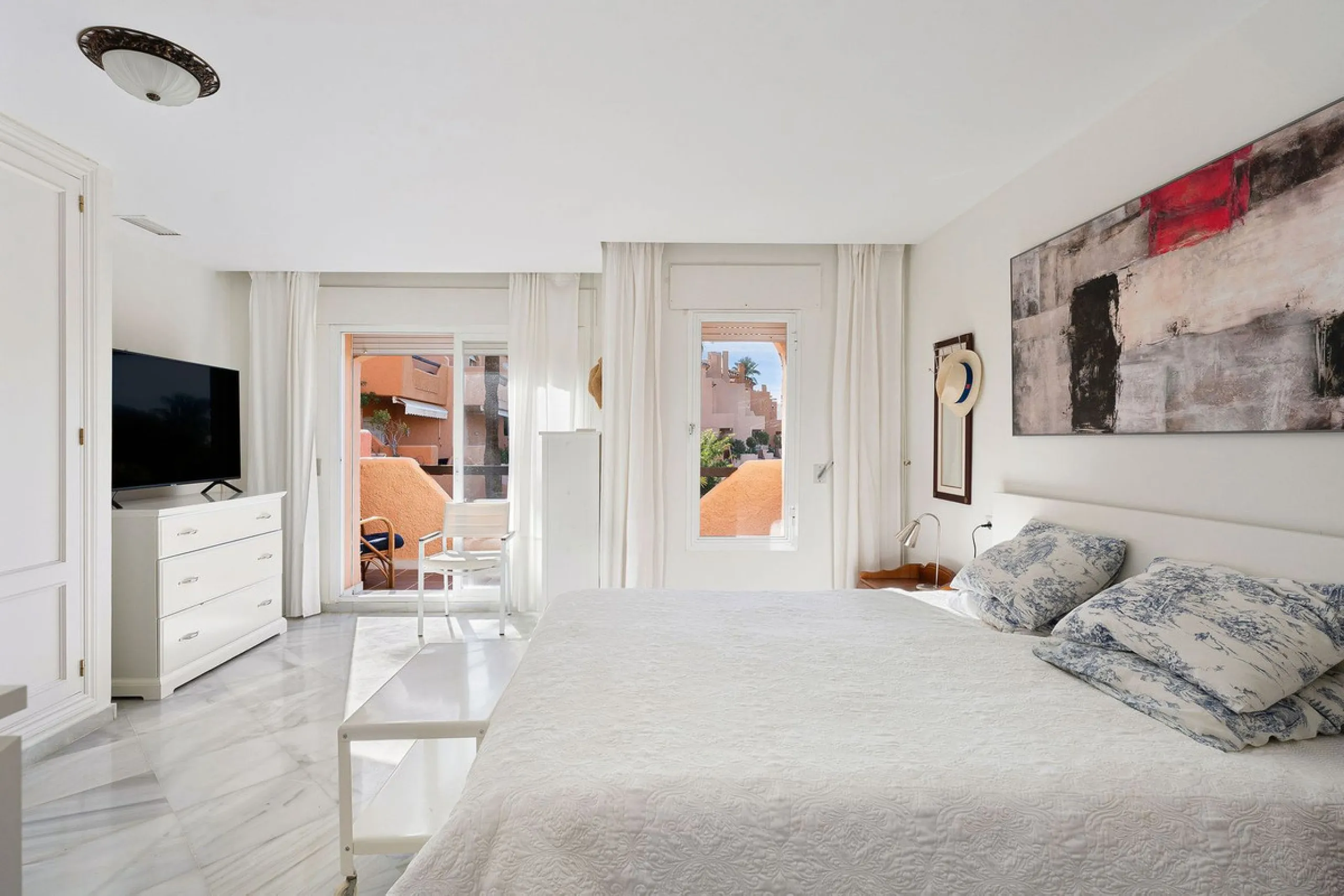 This well presented three-bedroom townhouse spans three spacious levels, combining comfort, space, and a great location in the heart of Nueva Andalucía. A wide selection of restaurants, cafés, bars, and boutiques are within walking distance, while Puerto 