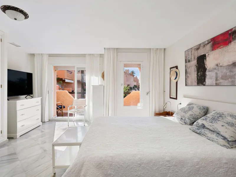 This well presented three-bedroom townhouse spans three spacious levels, combining comfort, space, and a great location in the heart of Nueva Andalucía. A wide selection of restaurants, cafés, bars, and boutiques are within walking distance, while Puerto 