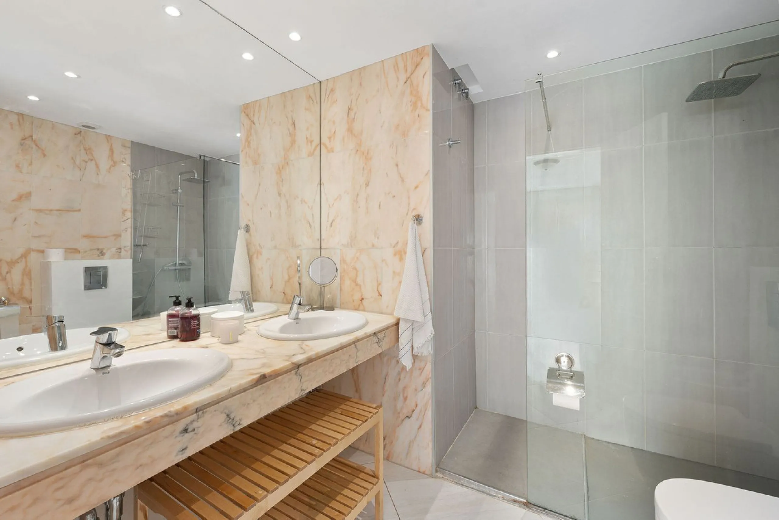 This well presented three-bedroom townhouse spans three spacious levels, combining comfort, space, and a great location in the heart of Nueva Andalucía. A wide selection of restaurants, cafés, bars, and boutiques are within walking distance, while Puerto 