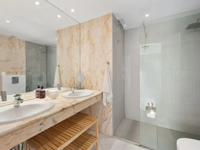 This well presented three-bedroom townhouse spans three spacious levels, combining comfort, space, and a great location in the heart of Nueva Andalucía. A wide selection of restaurants, cafés, bars, and boutiques are within walking distance, while Puerto 