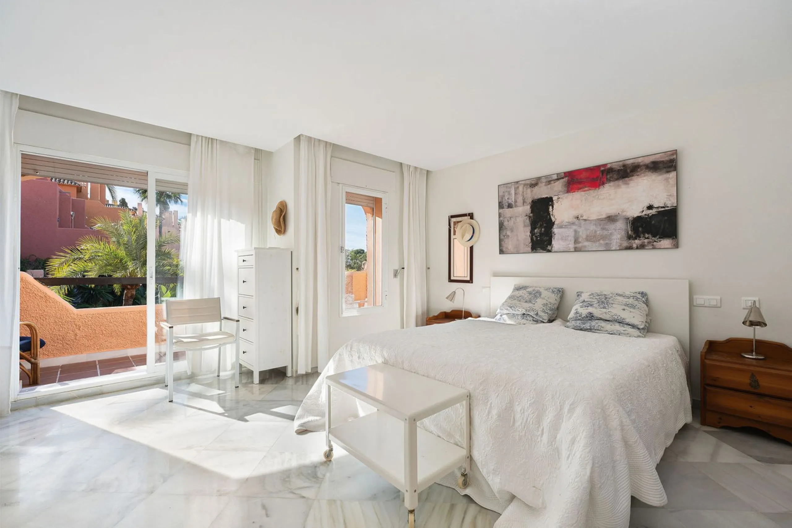 This well presented three-bedroom townhouse spans three spacious levels, combining comfort, space, and a great location in the heart of Nueva Andalucía. A wide selection of restaurants, cafés, bars, and boutiques are within walking distance, while Puerto 