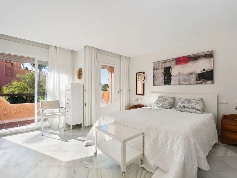 This well presented three-bedroom townhouse spans three spacious levels, combining comfort, space, and a great location in the heart of Nueva Andalucía. A wide selection of restaurants, cafés, bars, and boutiques are within walking distance, while Puerto 