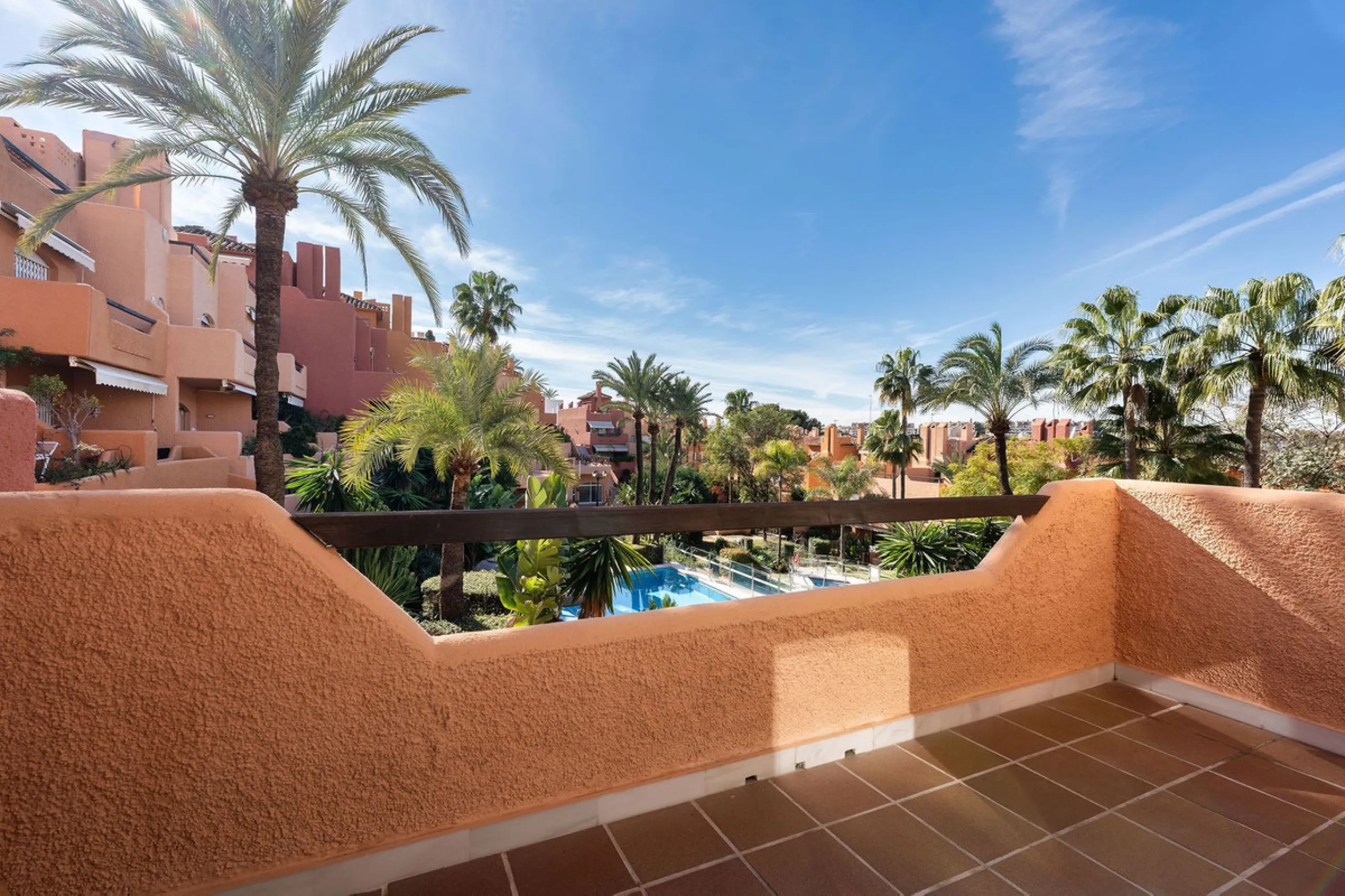 This well presented three-bedroom townhouse spans three spacious levels, combining comfort, space, and a great location in the heart of Nueva Andalucía. A wide selection of restaurants, cafés, bars, and boutiques are within walking distance, while Puerto 