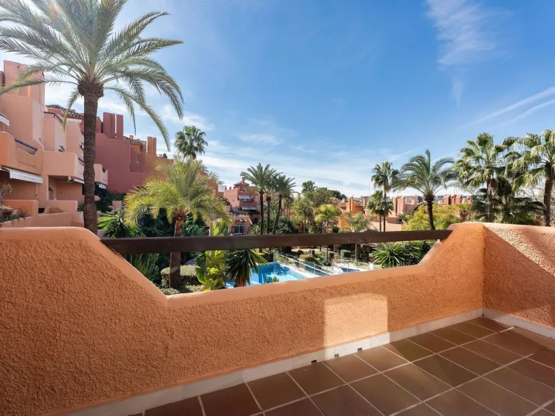 This well presented three-bedroom townhouse spans three spacious levels, combining comfort, space, and a great location in the heart of Nueva Andalucía. A wide selection of restaurants, cafés, bars, and boutiques are within walking distance, while Puerto 