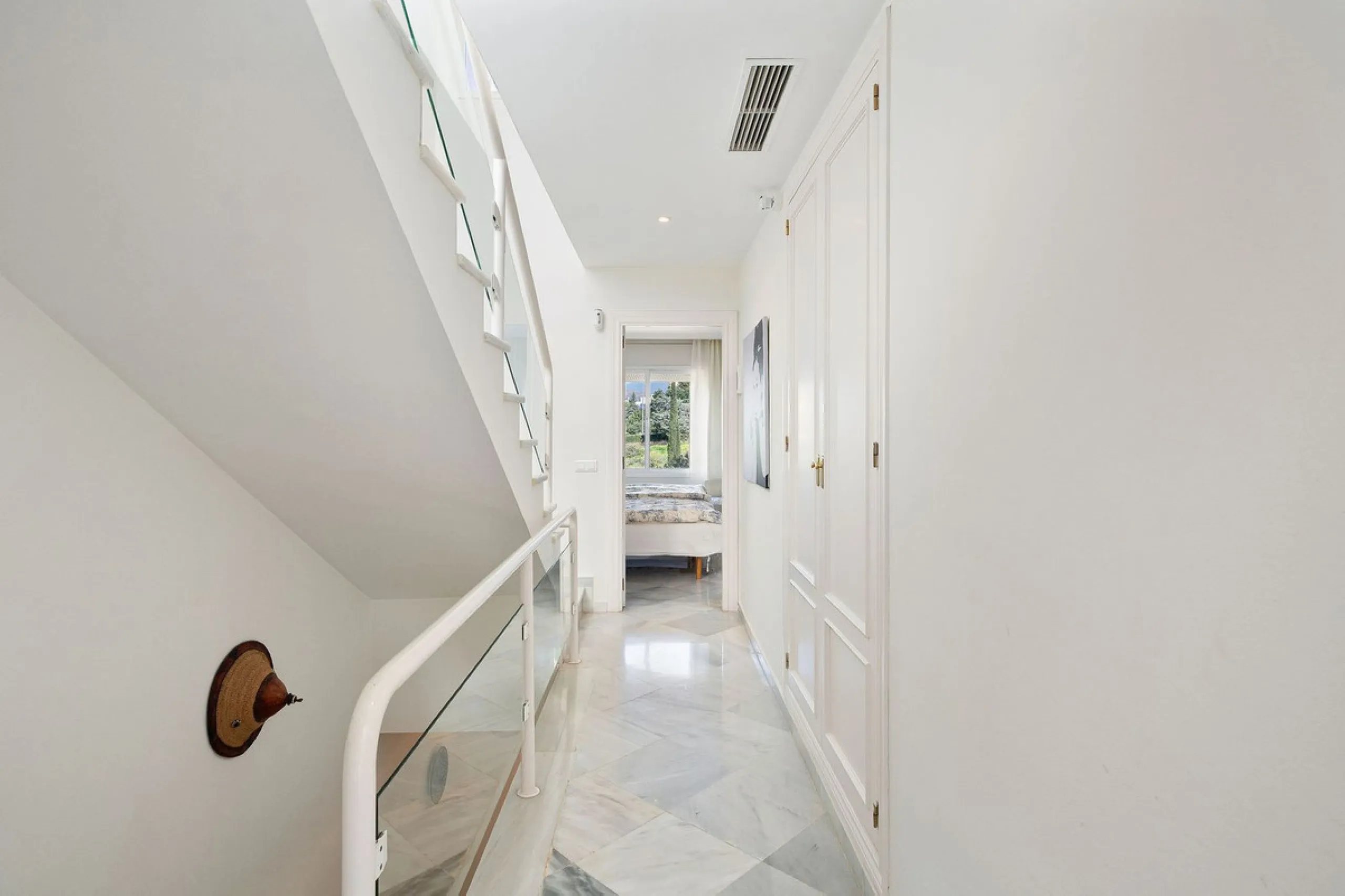 This well presented three-bedroom townhouse spans three spacious levels, combining comfort, space, and a great location in the heart of Nueva Andalucía. A wide selection of restaurants, cafés, bars, and boutiques are within walking distance, while Puerto 