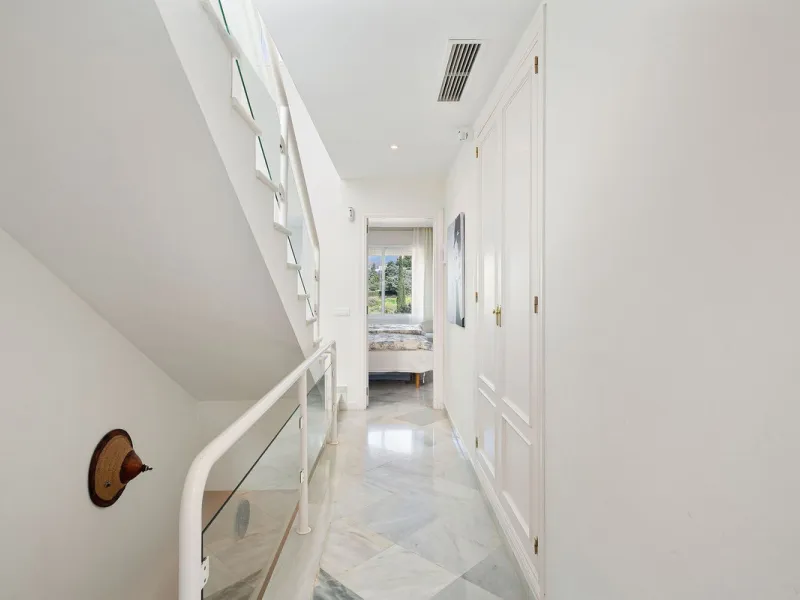 This well presented three-bedroom townhouse spans three spacious levels, combining comfort, space, and a great location in the heart of Nueva Andalucía. A wide selection of restaurants, cafés, bars, and boutiques are within walking distance, while Puerto 