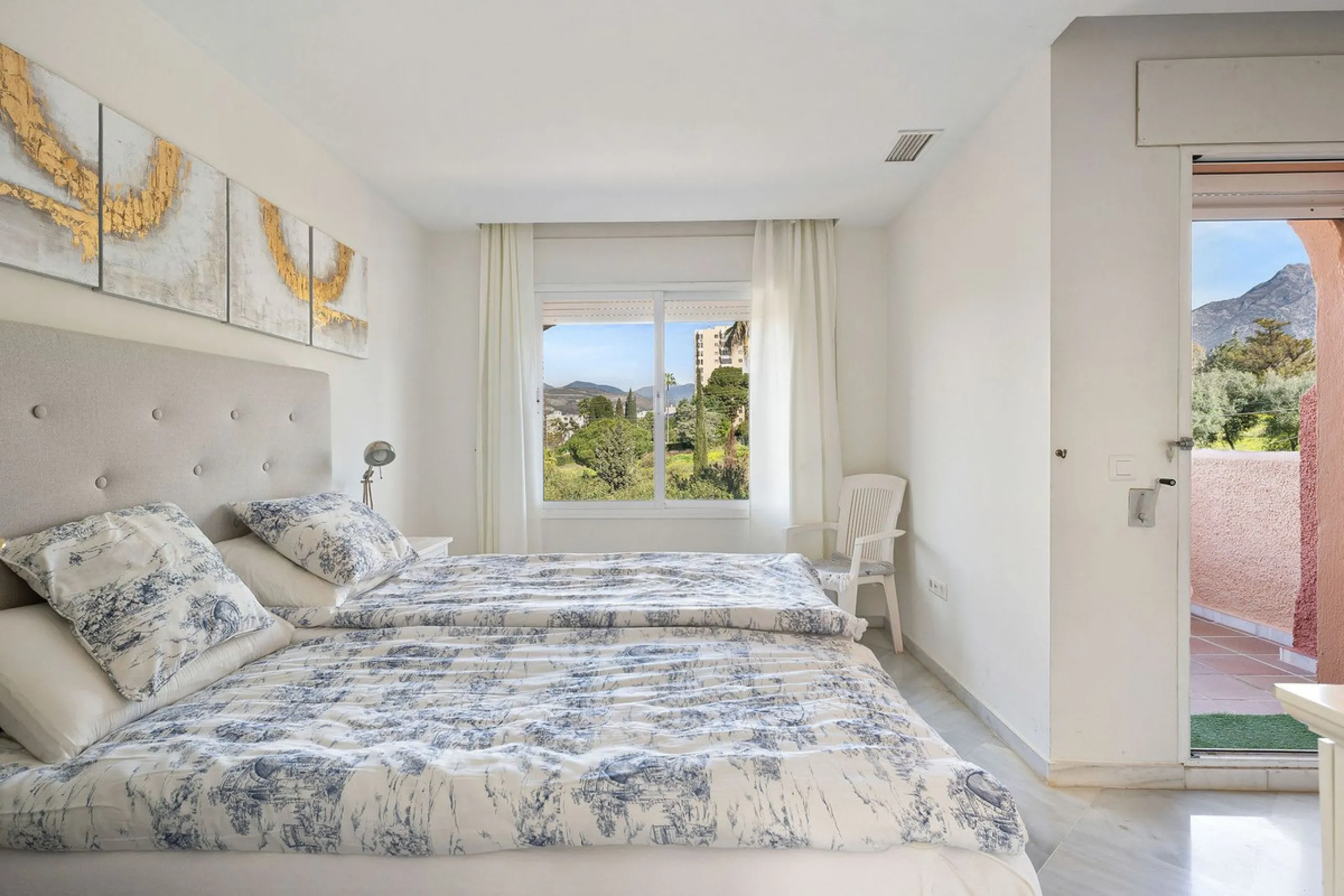 This well presented three-bedroom townhouse spans three spacious levels, combining comfort, space, and a great location in the heart of Nueva Andalucía. A wide selection of restaurants, cafés, bars, and boutiques are within walking distance, while Puerto 