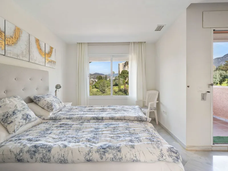 This well presented three-bedroom townhouse spans three spacious levels, combining comfort, space, and a great location in the heart of Nueva Andalucía. A wide selection of restaurants, cafés, bars, and boutiques are within walking distance, while Puerto 