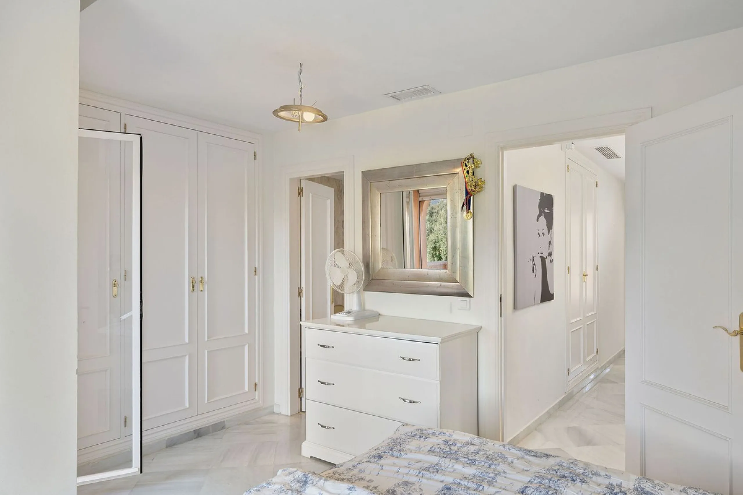This well presented three-bedroom townhouse spans three spacious levels, combining comfort, space, and a great location in the heart of Nueva Andalucía. A wide selection of restaurants, cafés, bars, and boutiques are within walking distance, while Puerto 