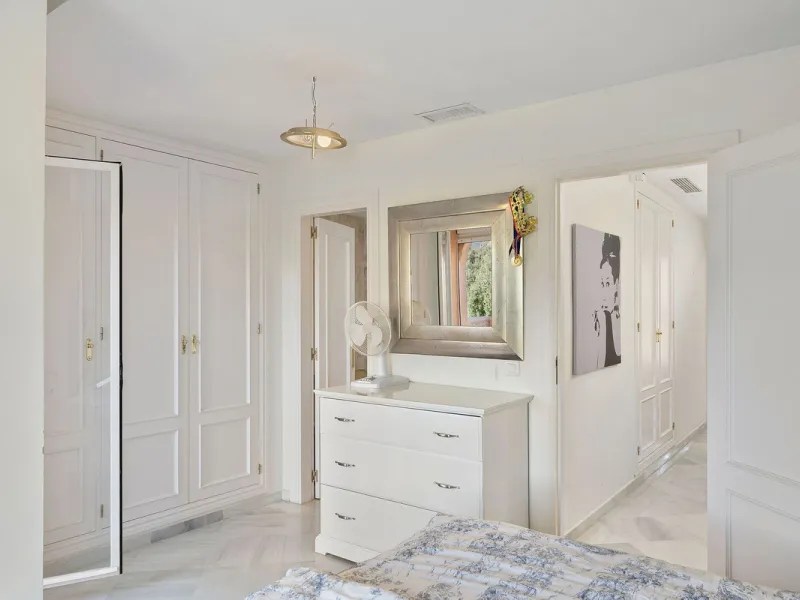 This well presented three-bedroom townhouse spans three spacious levels, combining comfort, space, and a great location in the heart of Nueva Andalucía. A wide selection of restaurants, cafés, bars, and boutiques are within walking distance, while Puerto 