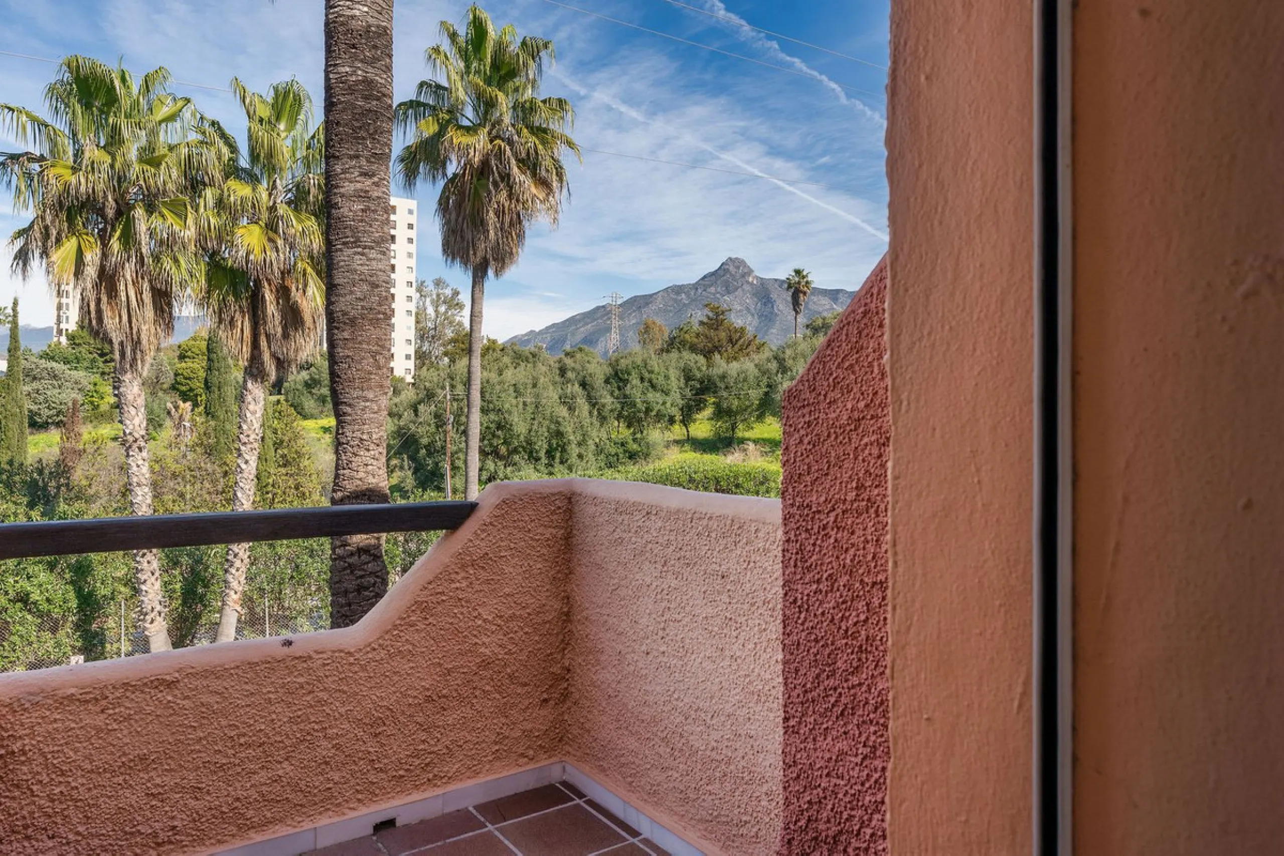This well presented three-bedroom townhouse spans three spacious levels, combining comfort, space, and a great location in the heart of Nueva Andalucía. A wide selection of restaurants, cafés, bars, and boutiques are within walking distance, while Puerto 