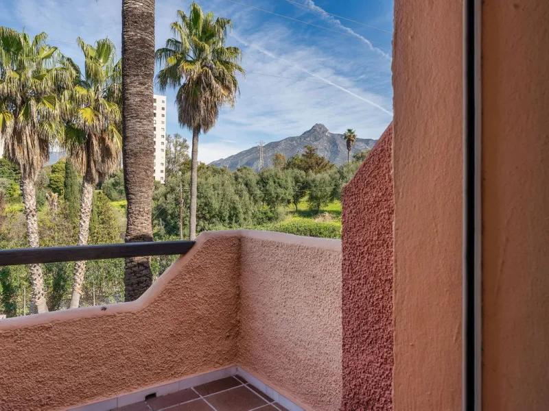 This well presented three-bedroom townhouse spans three spacious levels, combining comfort, space, and a great location in the heart of Nueva Andalucía. A wide selection of restaurants, cafés, bars, and boutiques are within walking distance, while Puerto 