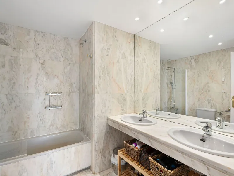 This well presented three-bedroom townhouse spans three spacious levels, combining comfort, space, and a great location in the heart of Nueva Andalucía. A wide selection of restaurants, cafés, bars, and boutiques are within walking distance, while Puerto 