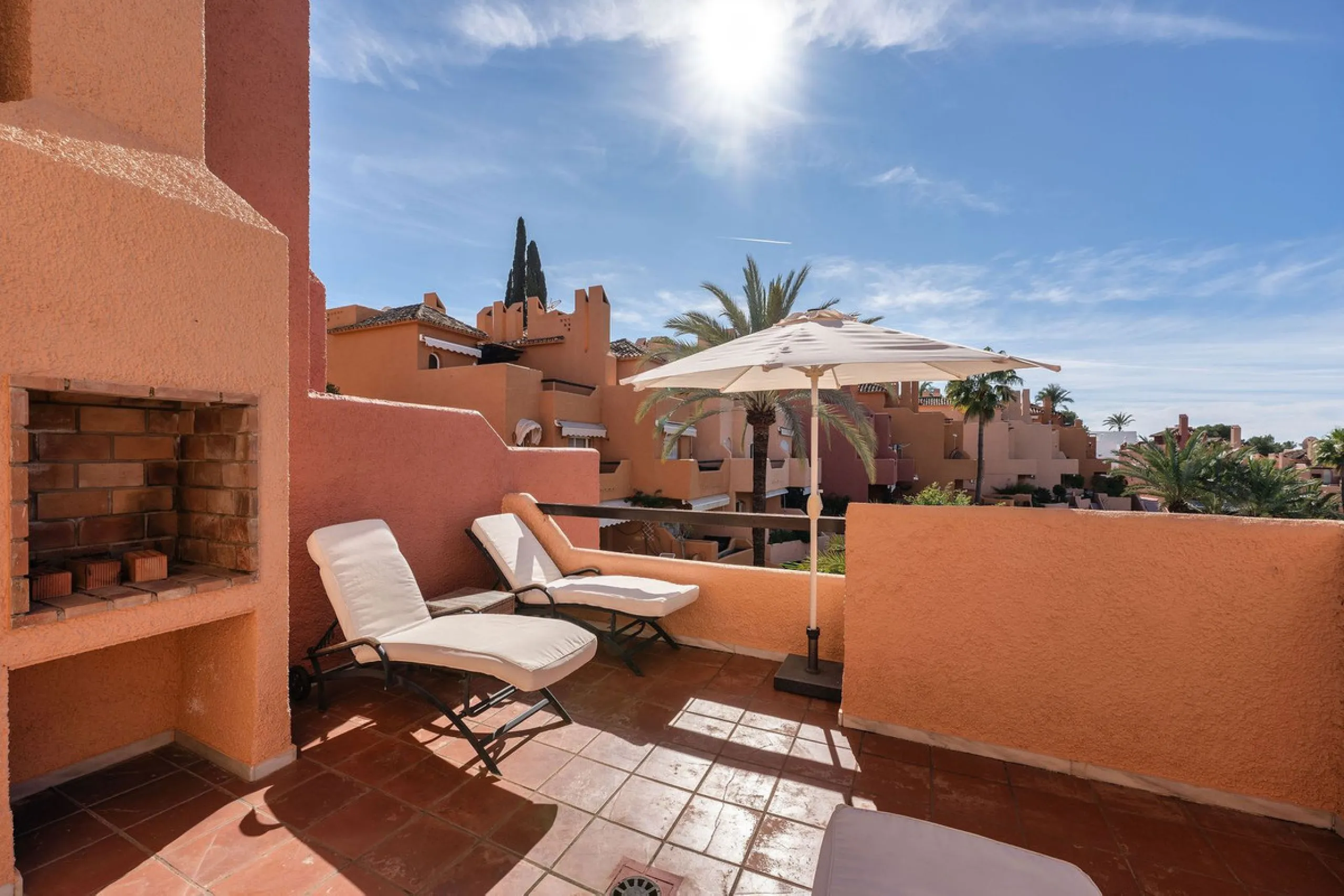 This well presented three-bedroom townhouse spans three spacious levels, combining comfort, space, and a great location in the heart of Nueva Andalucía. A wide selection of restaurants, cafés, bars, and boutiques are within walking distance, while Puerto 