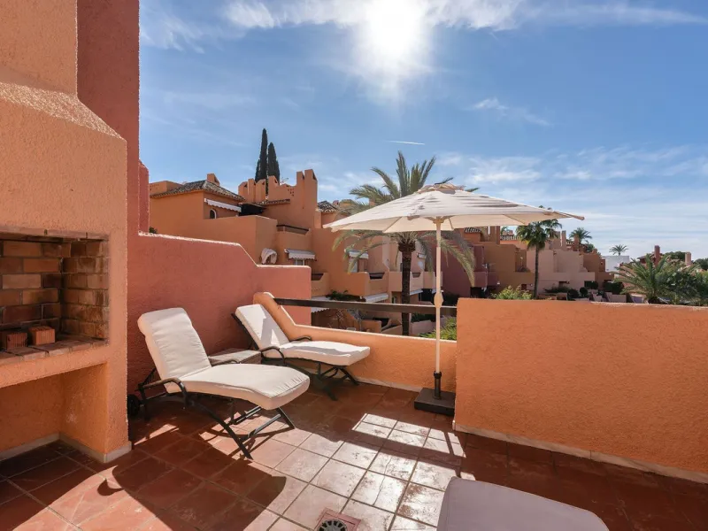 This well presented three-bedroom townhouse spans three spacious levels, combining comfort, space, and a great location in the heart of Nueva Andalucía. A wide selection of restaurants, cafés, bars, and boutiques are within walking distance, while Puerto 