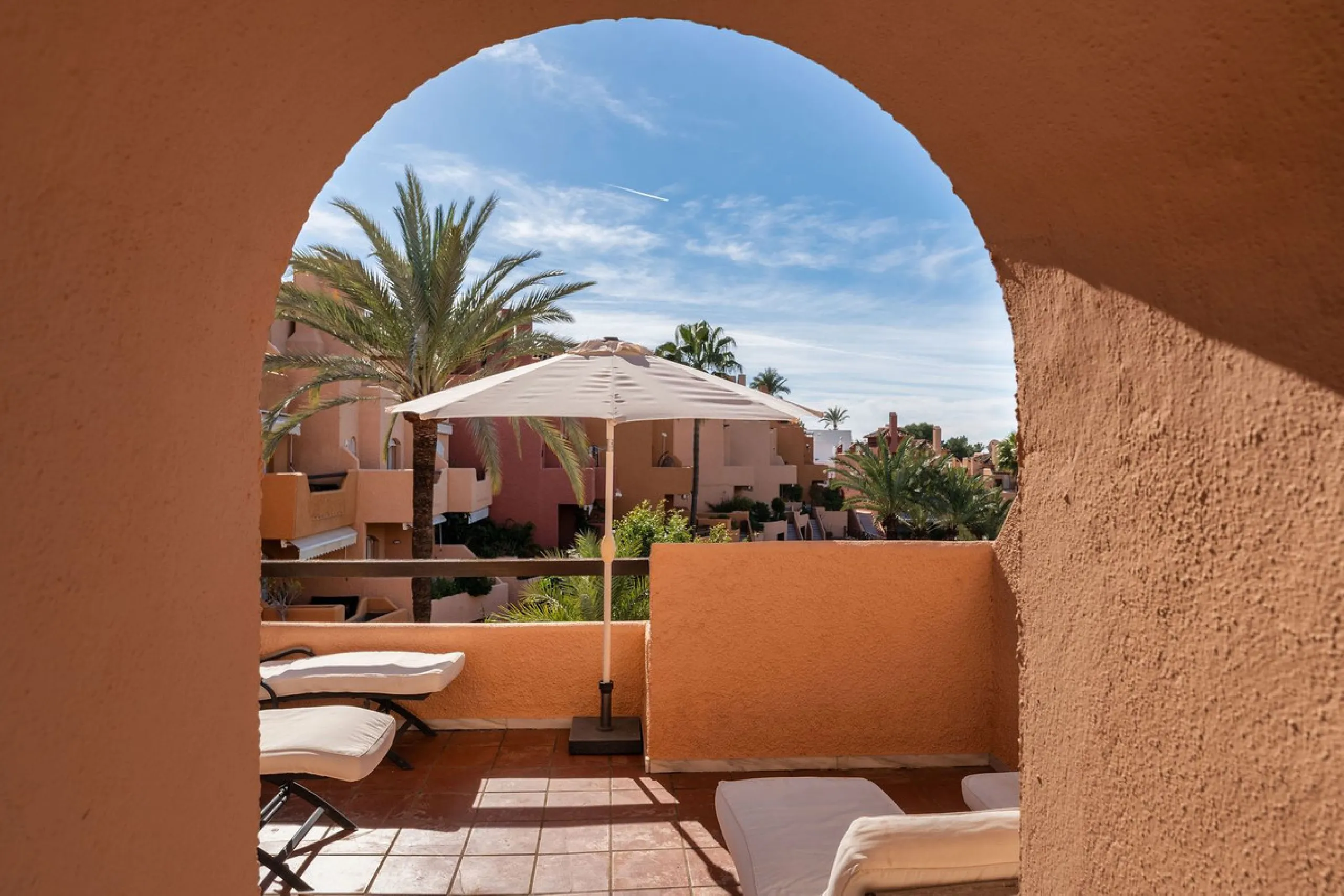 This well presented three-bedroom townhouse spans three spacious levels, combining comfort, space, and a great location in the heart of Nueva Andalucía. A wide selection of restaurants, cafés, bars, and boutiques are within walking distance, while Puerto 