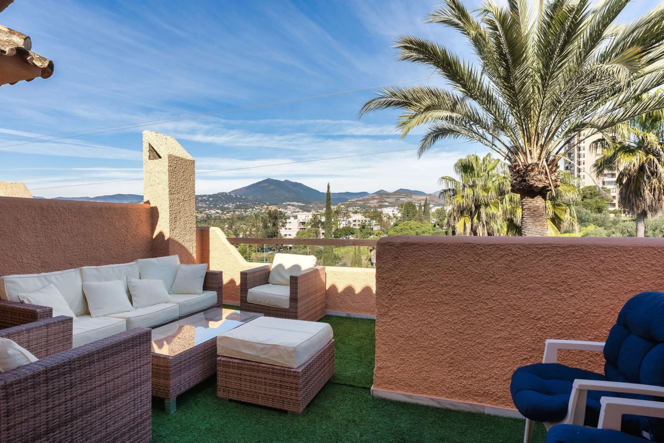 This well presented three-bedroom townhouse spans three spacious levels, combining comfort, space, and a great location in the heart of Nueva Andalucía. A wide selection of restaurants, cafés, bars, and boutiques are within walking distance, while Puerto 