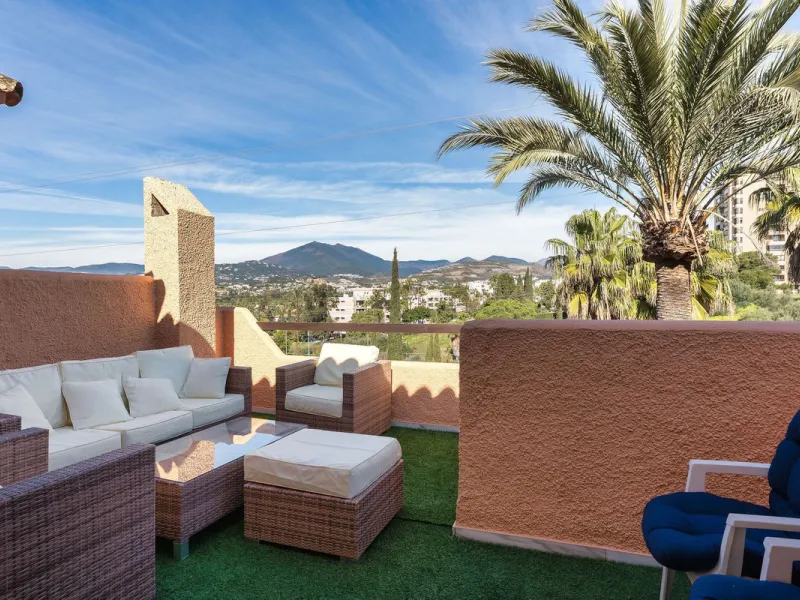 This well presented three-bedroom townhouse spans three spacious levels, combining comfort, space, and a great location in the heart of Nueva Andalucía. A wide selection of restaurants, cafés, bars, and boutiques are within walking distance, while Puerto 