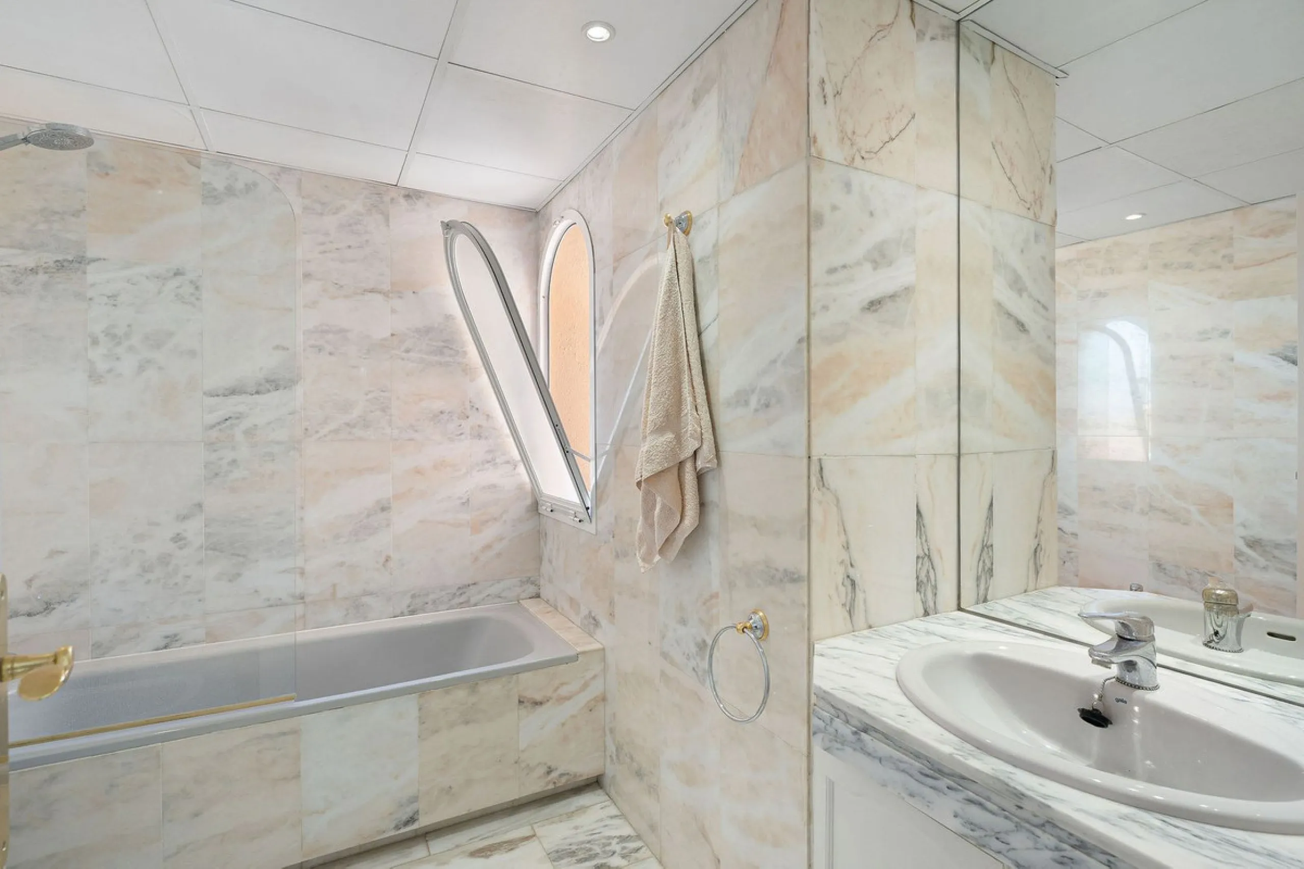 This well presented three-bedroom townhouse spans three spacious levels, combining comfort, space, and a great location in the heart of Nueva Andalucía. A wide selection of restaurants, cafés, bars, and boutiques are within walking distance, while Puerto 