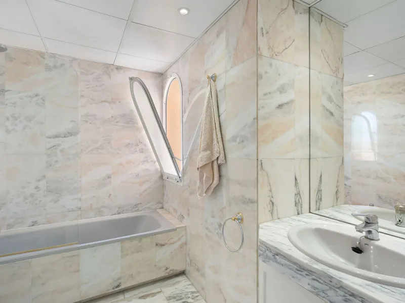 This well presented three-bedroom townhouse spans three spacious levels, combining comfort, space, and a great location in the heart of Nueva Andalucía. A wide selection of restaurants, cafés, bars, and boutiques are within walking distance, while Puerto 