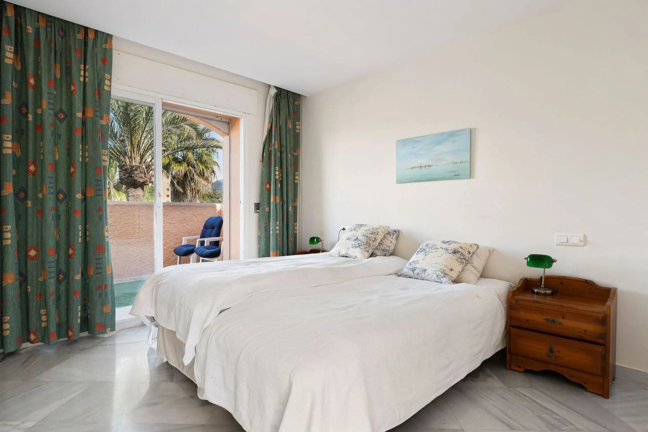 This well presented three-bedroom townhouse spans three spacious levels, combining comfort, space, and a great location in the heart of Nueva Andalucía. A wide selection of restaurants, cafés, bars, and boutiques are within walking distance, while Puerto 