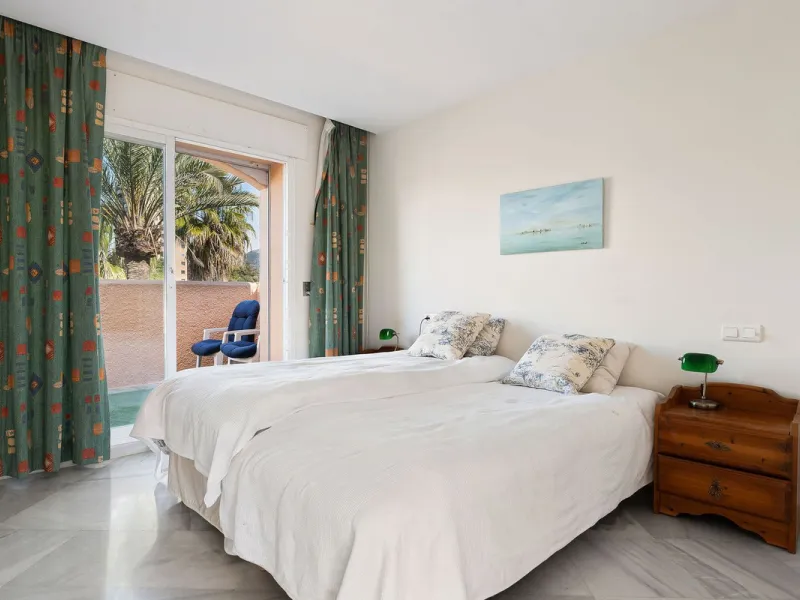 This well presented three-bedroom townhouse spans three spacious levels, combining comfort, space, and a great location in the heart of Nueva Andalucía. A wide selection of restaurants, cafés, bars, and boutiques are within walking distance, while Puerto 