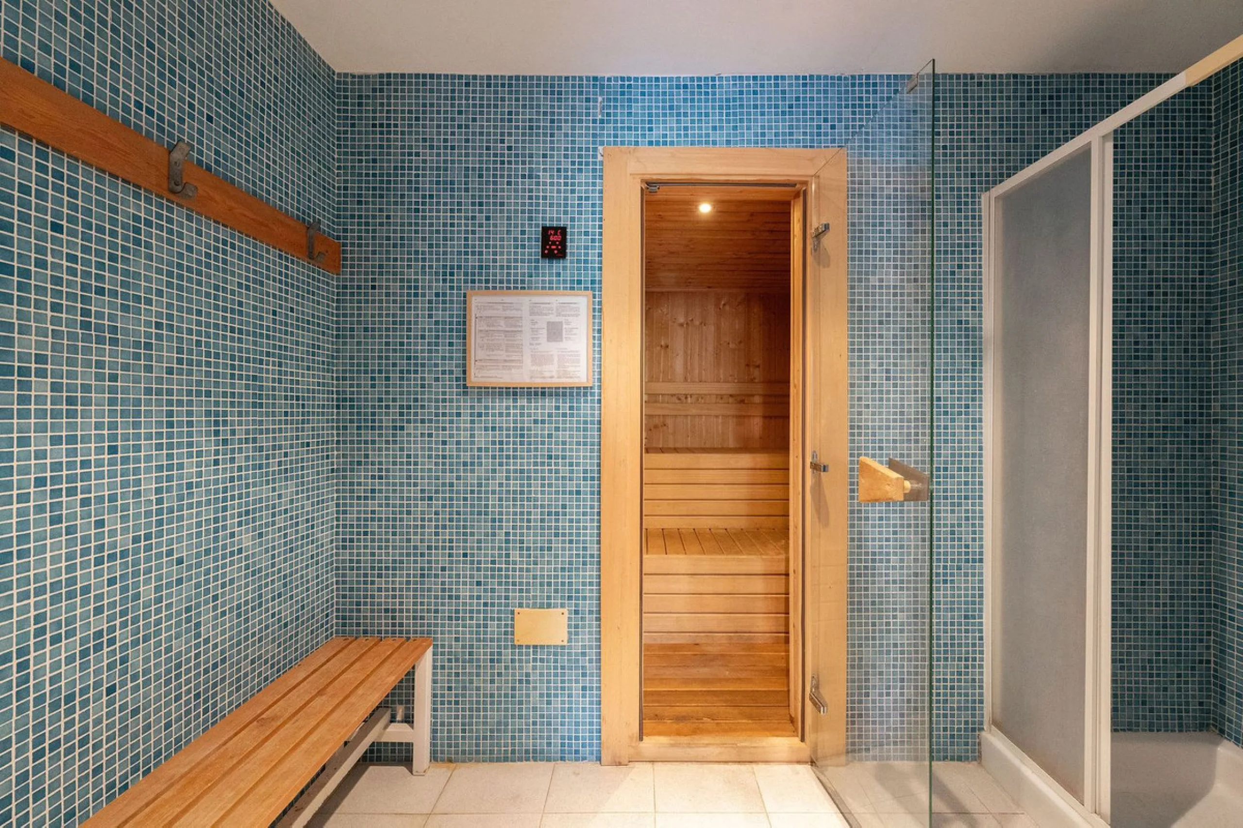 This well presented three-bedroom townhouse spans three spacious levels, combining comfort, space, and a great location in the heart of Nueva Andalucía. A wide selection of restaurants, cafés, bars, and boutiques are within walking distance, while Puerto 