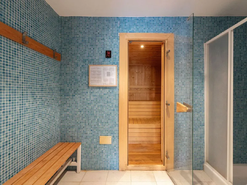 This well presented three-bedroom townhouse spans three spacious levels, combining comfort, space, and a great location in the heart of Nueva Andalucía. A wide selection of restaurants, cafés, bars, and boutiques are within walking distance, while Puerto 