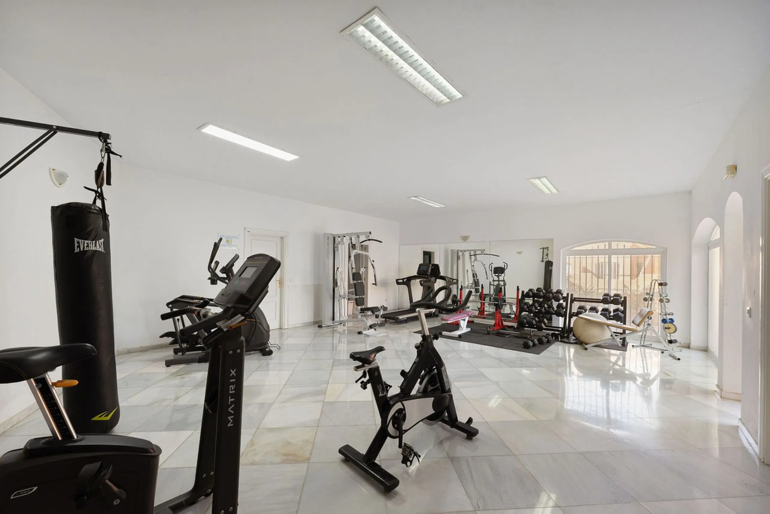 This well presented three-bedroom townhouse spans three spacious levels, combining comfort, space, and a great location in the heart of Nueva Andalucía. A wide selection of restaurants, cafés, bars, and boutiques are within walking distance, while Puerto 