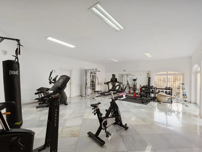 This well presented three-bedroom townhouse spans three spacious levels, combining comfort, space, and a great location in the heart of Nueva Andalucía. A wide selection of restaurants, cafés, bars, and boutiques are within walking distance, while Puerto 