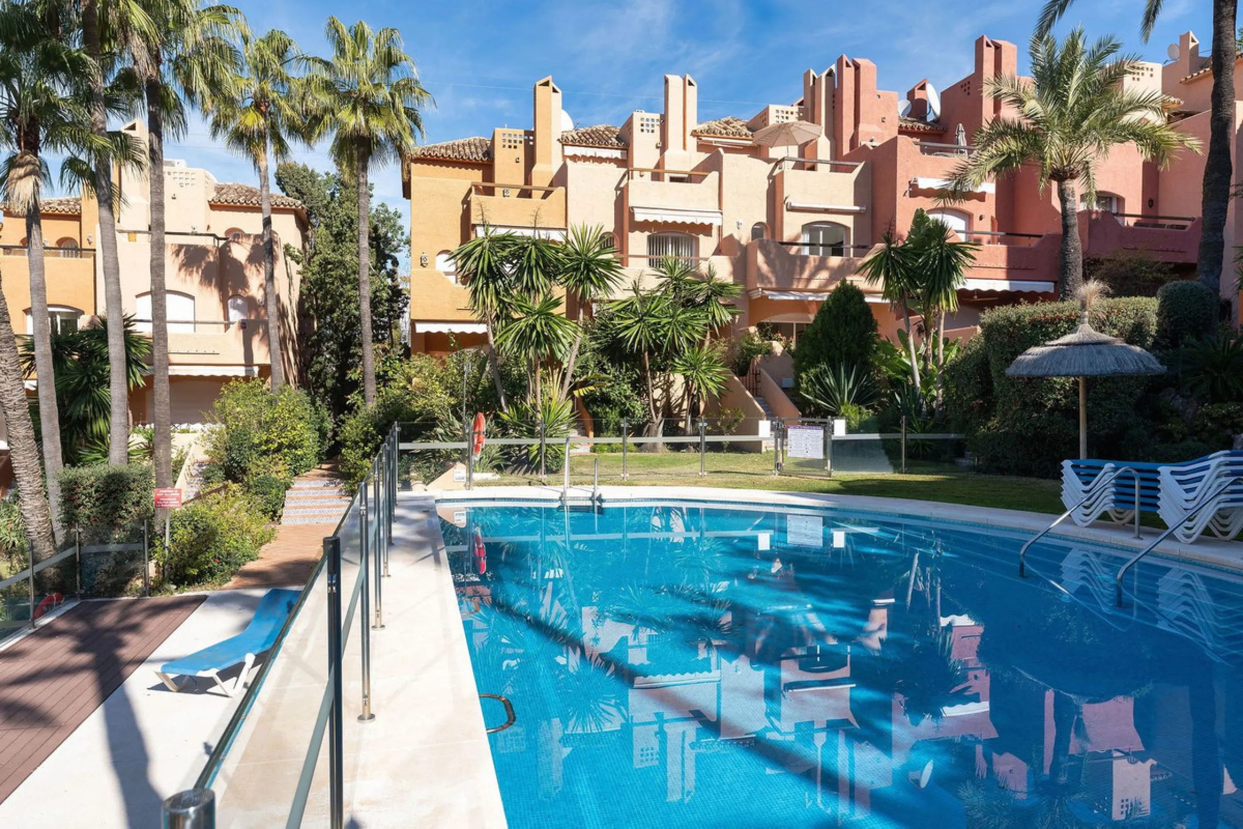 This well presented three-bedroom townhouse spans three spacious levels, combining comfort, space, and a great location in the heart of Nueva Andalucía. A wide selection of restaurants, cafés, bars, and boutiques are within walking distance, while Puerto 
