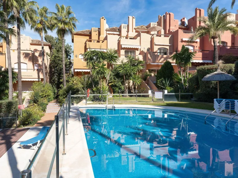 This well presented three-bedroom townhouse spans three spacious levels, combining comfort, space, and a great location in the heart of Nueva Andalucía. A wide selection of restaurants, cafés, bars, and boutiques are within walking distance, while Puerto 