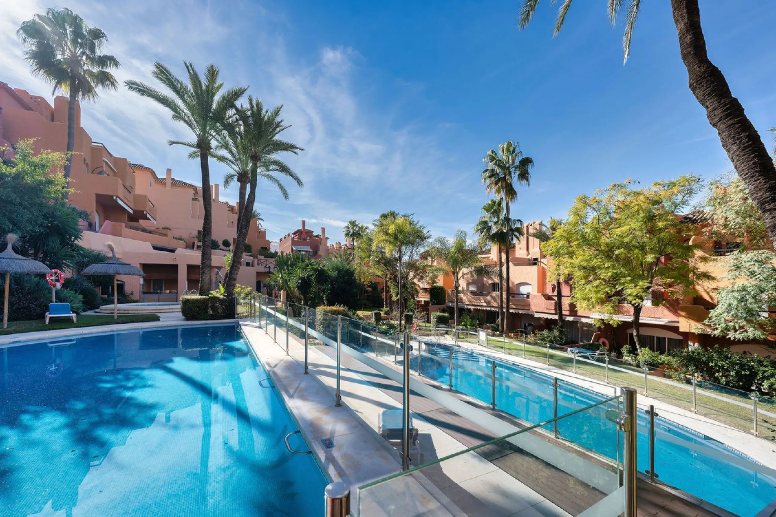 This well presented three-bedroom townhouse spans three spacious levels, combining comfort, space, and a great location in the heart of Nueva Andalucía. A wide selection of restaurants, cafés, bars, and boutiques are within walking distance, while Puerto 