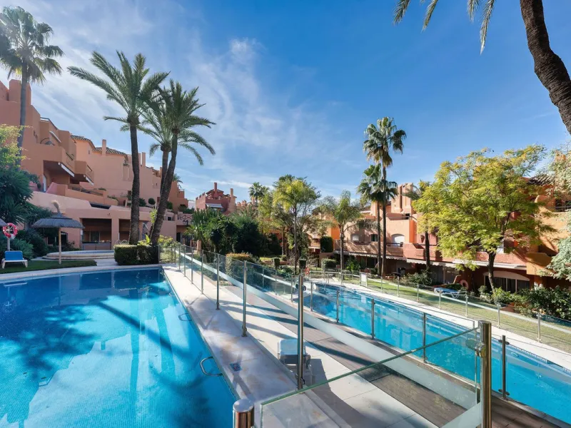 This well presented three-bedroom townhouse spans three spacious levels, combining comfort, space, and a great location in the heart of Nueva Andalucía. A wide selection of restaurants, cafés, bars, and boutiques are within walking distance, while Puerto 