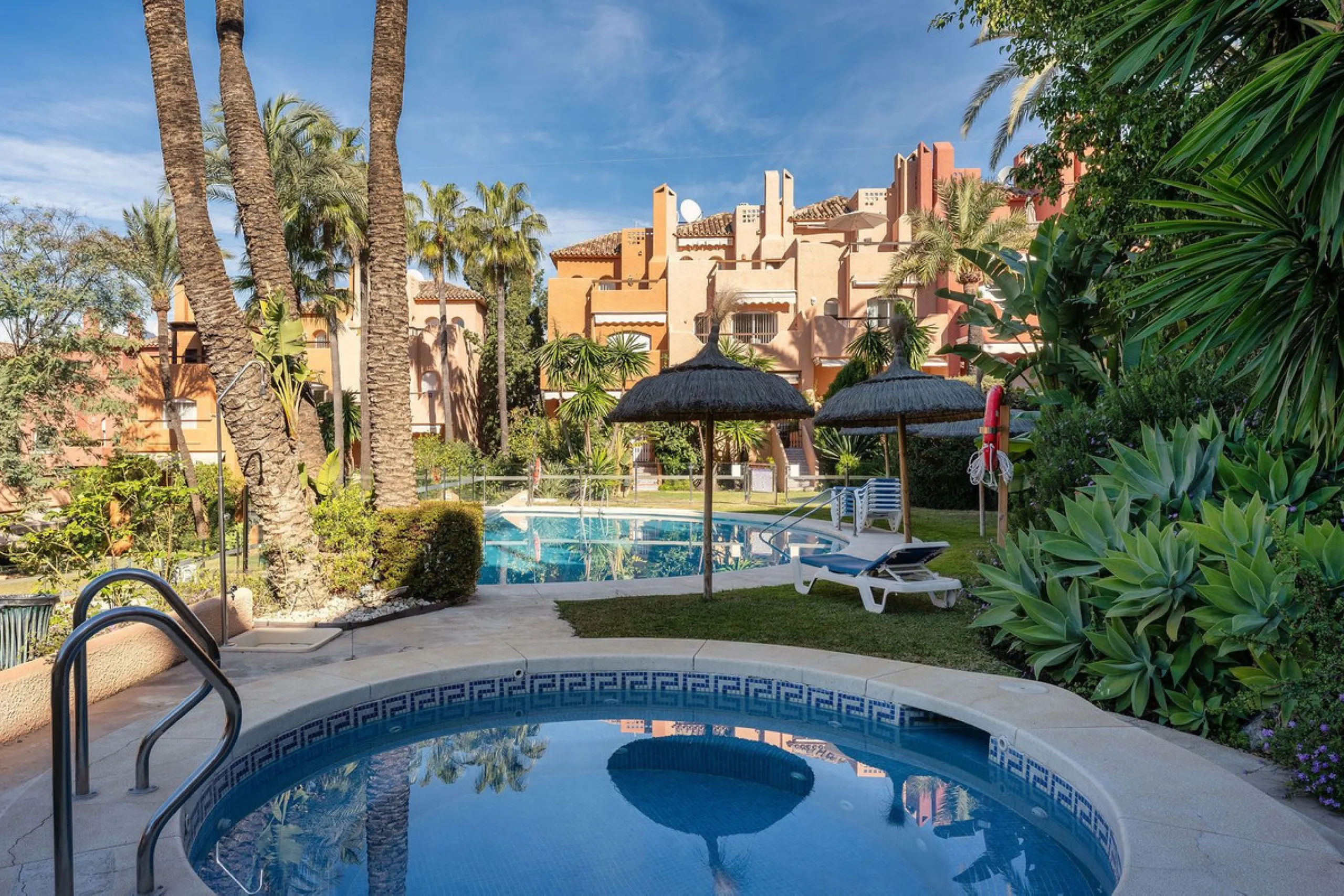 This well presented three-bedroom townhouse spans three spacious levels, combining comfort, space, and a great location in the heart of Nueva Andalucía. A wide selection of restaurants, cafés, bars, and boutiques are within walking distance, while Puerto 