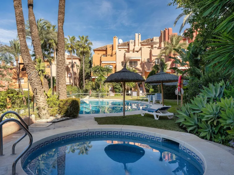 This well presented three-bedroom townhouse spans three spacious levels, combining comfort, space, and a great location in the heart of Nueva Andalucía. A wide selection of restaurants, cafés, bars, and boutiques are within walking distance, while Puerto 