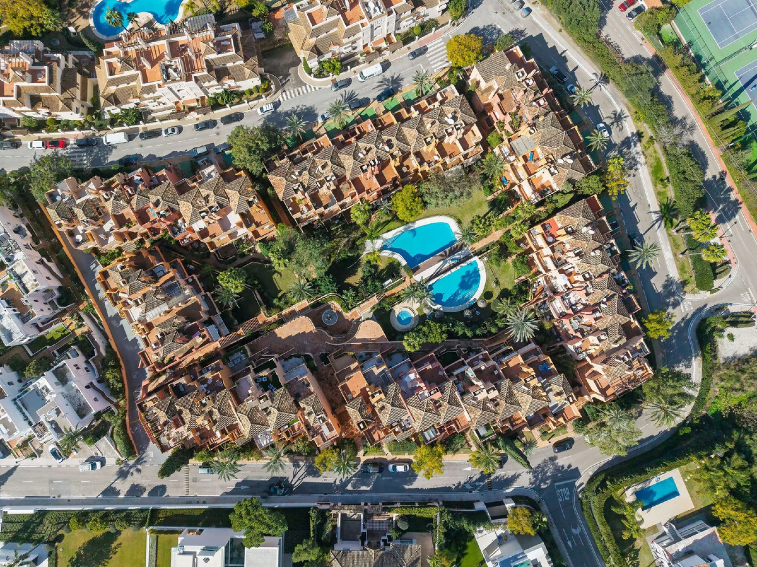 This well presented three-bedroom townhouse spans three spacious levels, combining comfort, space, and a great location in the heart of Nueva Andalucía. A wide selection of restaurants, cafés, bars, and boutiques are within walking distance, while Puerto 