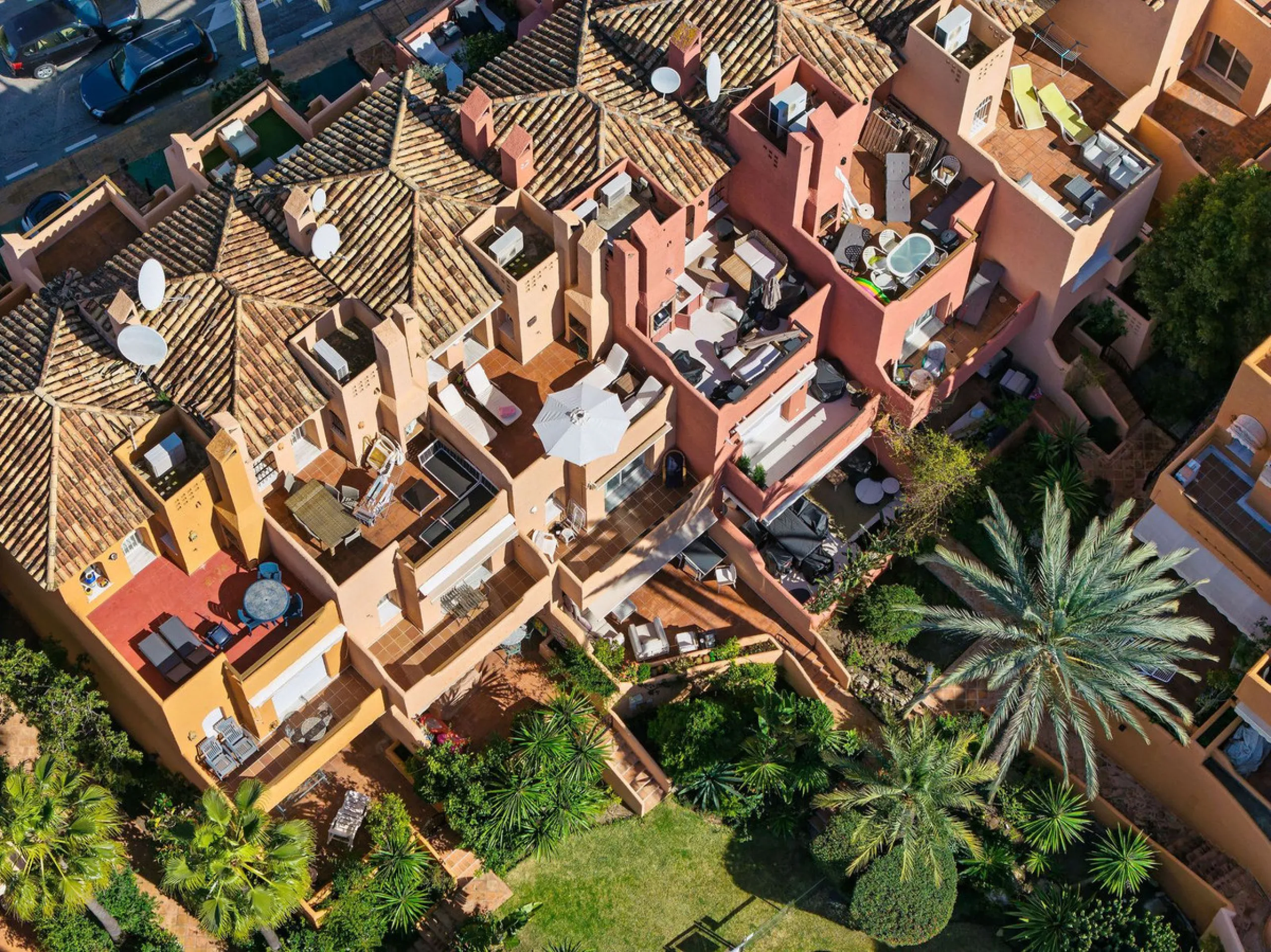 This well presented three-bedroom townhouse spans three spacious levels, combining comfort, space, and a great location in the heart of Nueva Andalucía. A wide selection of restaurants, cafés, bars, and boutiques are within walking distance, while Puerto 