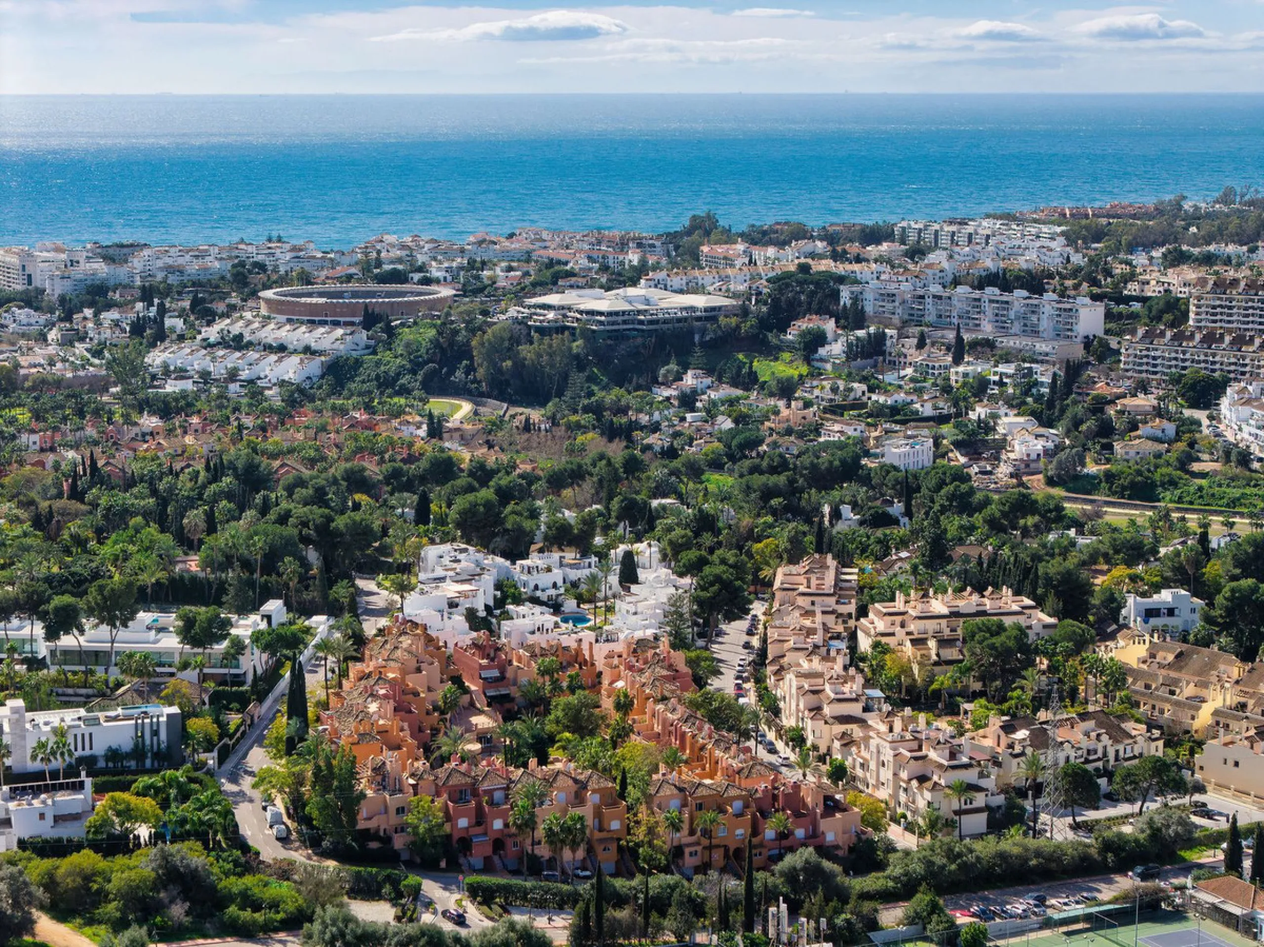 This well presented three-bedroom townhouse spans three spacious levels, combining comfort, space, and a great location in the heart of Nueva Andalucía. A wide selection of restaurants, cafés, bars, and boutiques are within walking distance, while Puerto 