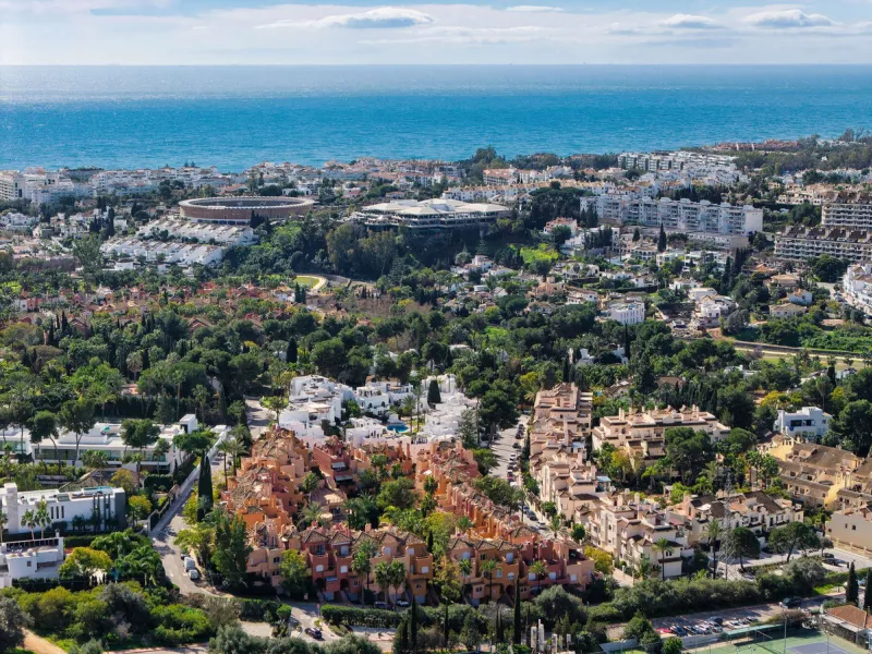 This well presented three-bedroom townhouse spans three spacious levels, combining comfort, space, and a great location in the heart of Nueva Andalucía. A wide selection of restaurants, cafés, bars, and boutiques are within walking distance, while Puerto 