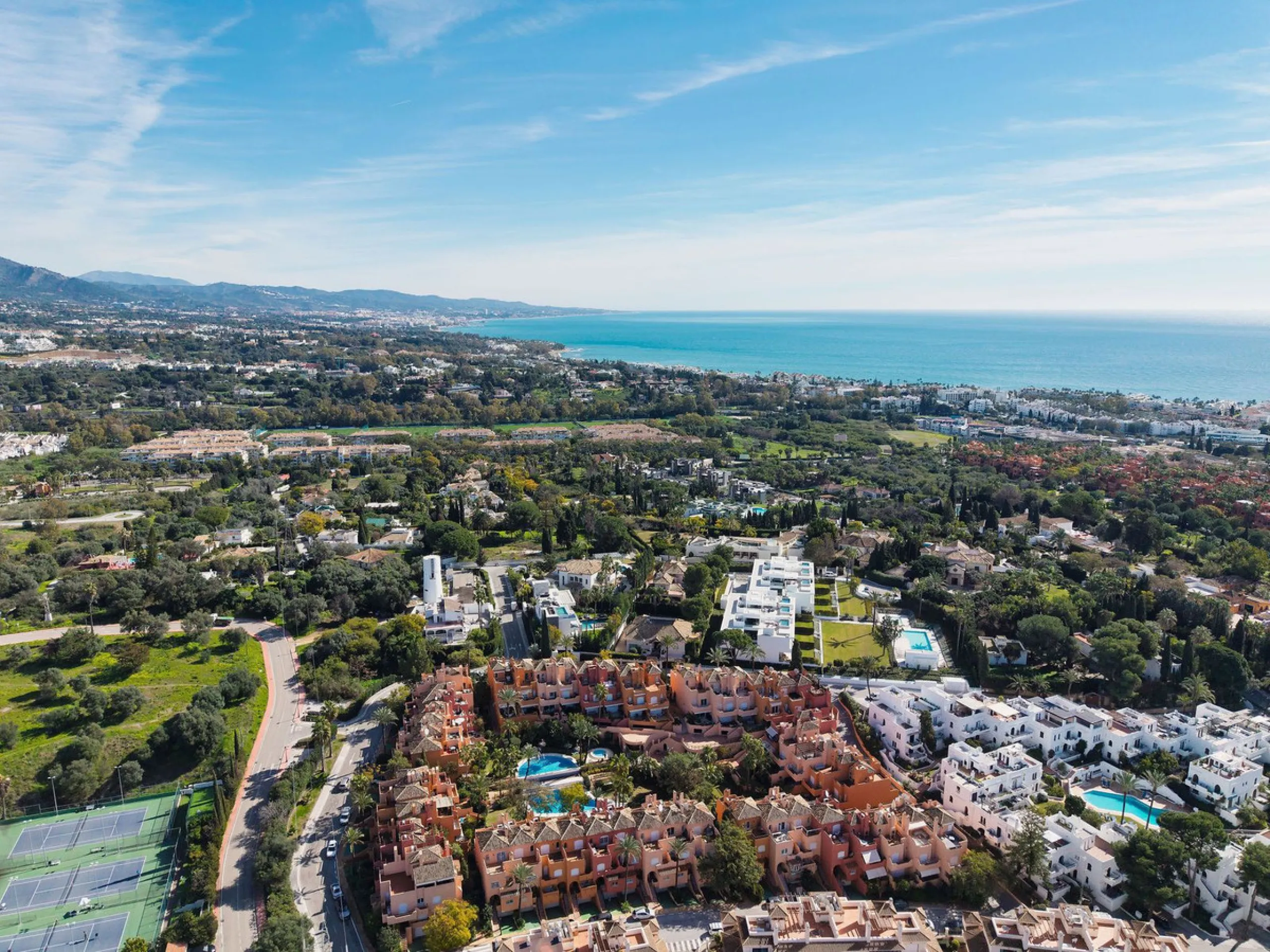This well presented three-bedroom townhouse spans three spacious levels, combining comfort, space, and a great location in the heart of Nueva Andalucía. A wide selection of restaurants, cafés, bars, and boutiques are within walking distance, while Puerto 