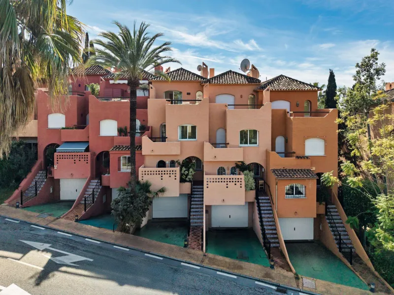 This well presented three-bedroom townhouse spans three spacious levels, combining comfort, space, and a great location in the heart of Nueva Andalucía. A wide selection of restaurants, cafés, bars, and boutiques are within walking distance, while Puerto 