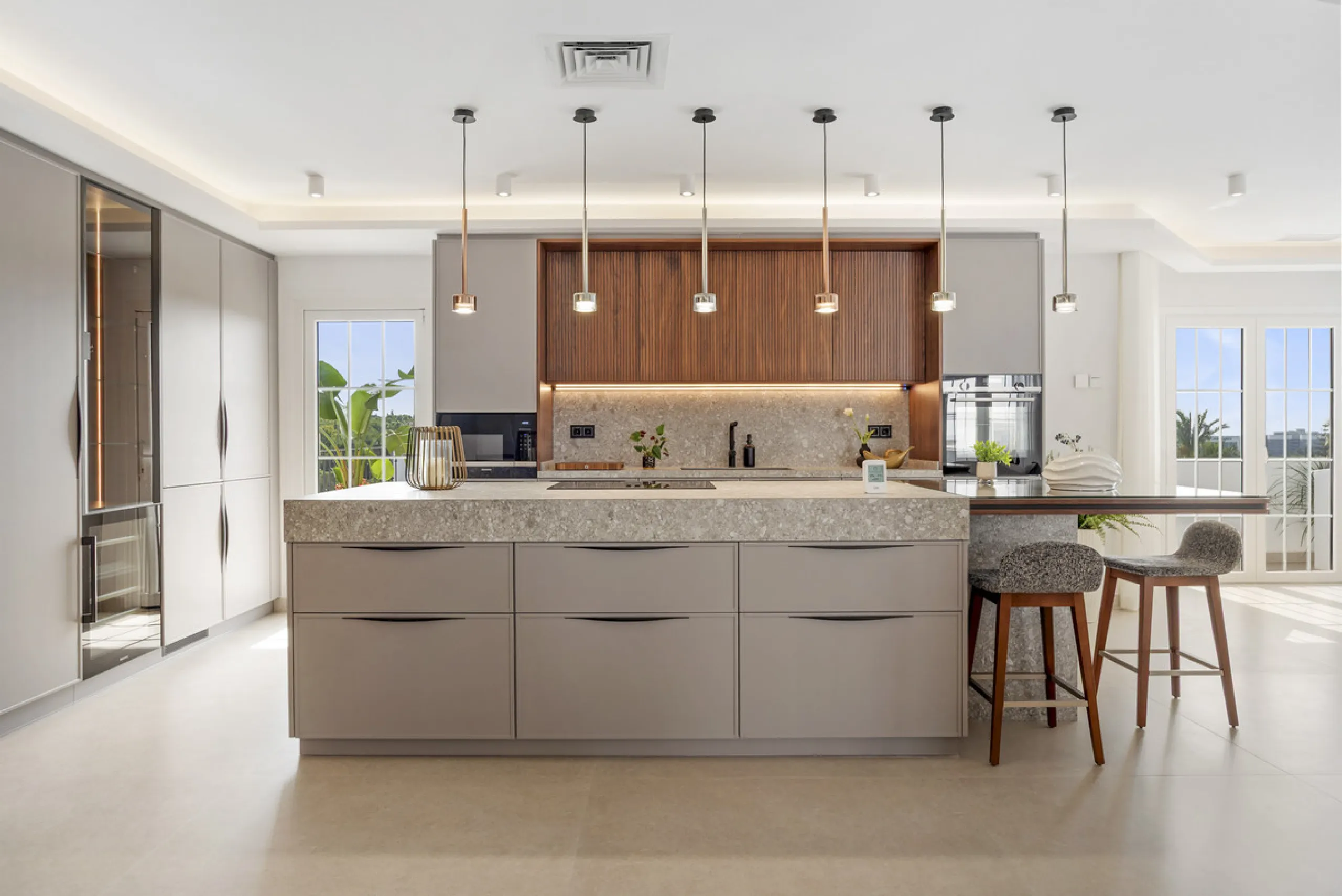 Penthouse Las Lolas is one of those rare residences that immediately conveys harmony, style, and thoughtful design. Positioned at the top of one of Nueva Andalucía's best-located buildings, and just minutes from both Marbella Arena and Puerto Banús, this 