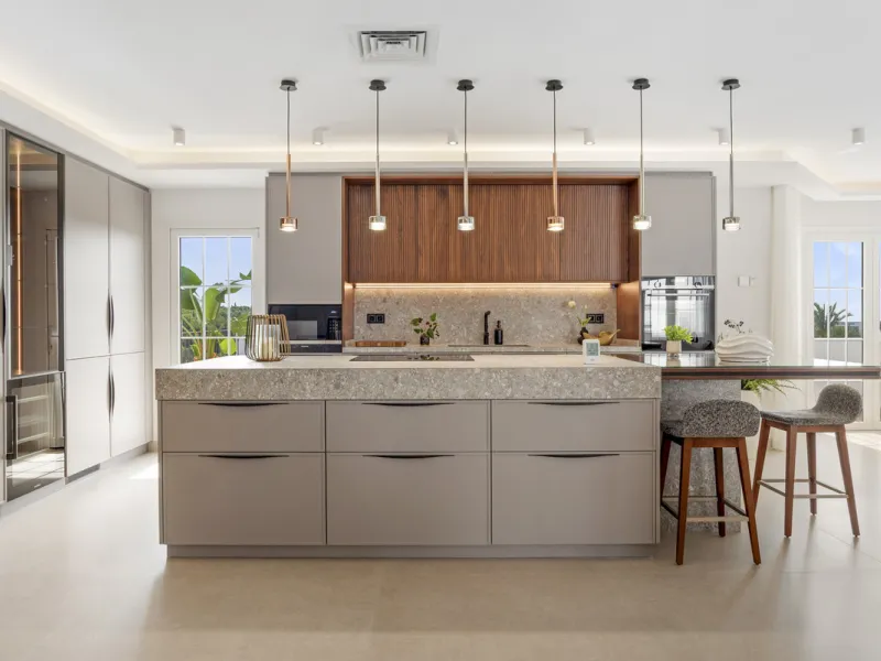 Penthouse Las Lolas is one of those rare residences that immediately conveys harmony, style, and thoughtful design. Positioned at the top of one of Nueva Andalucía's best-located buildings, and just minutes from both Marbella Arena and Puerto Banús, this 