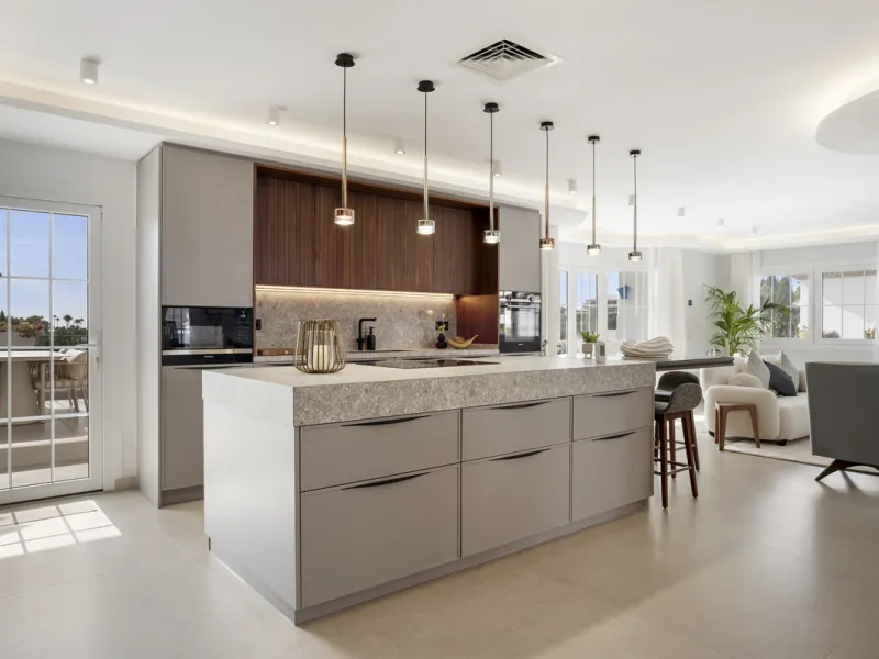 Penthouse Las Lolas is one of those rare residences that immediately conveys harmony, style, and thoughtful design. Positioned at the top of one of Nueva Andalucía's best-located buildings, and just minutes from both Marbella Arena and Puerto Banús, this 