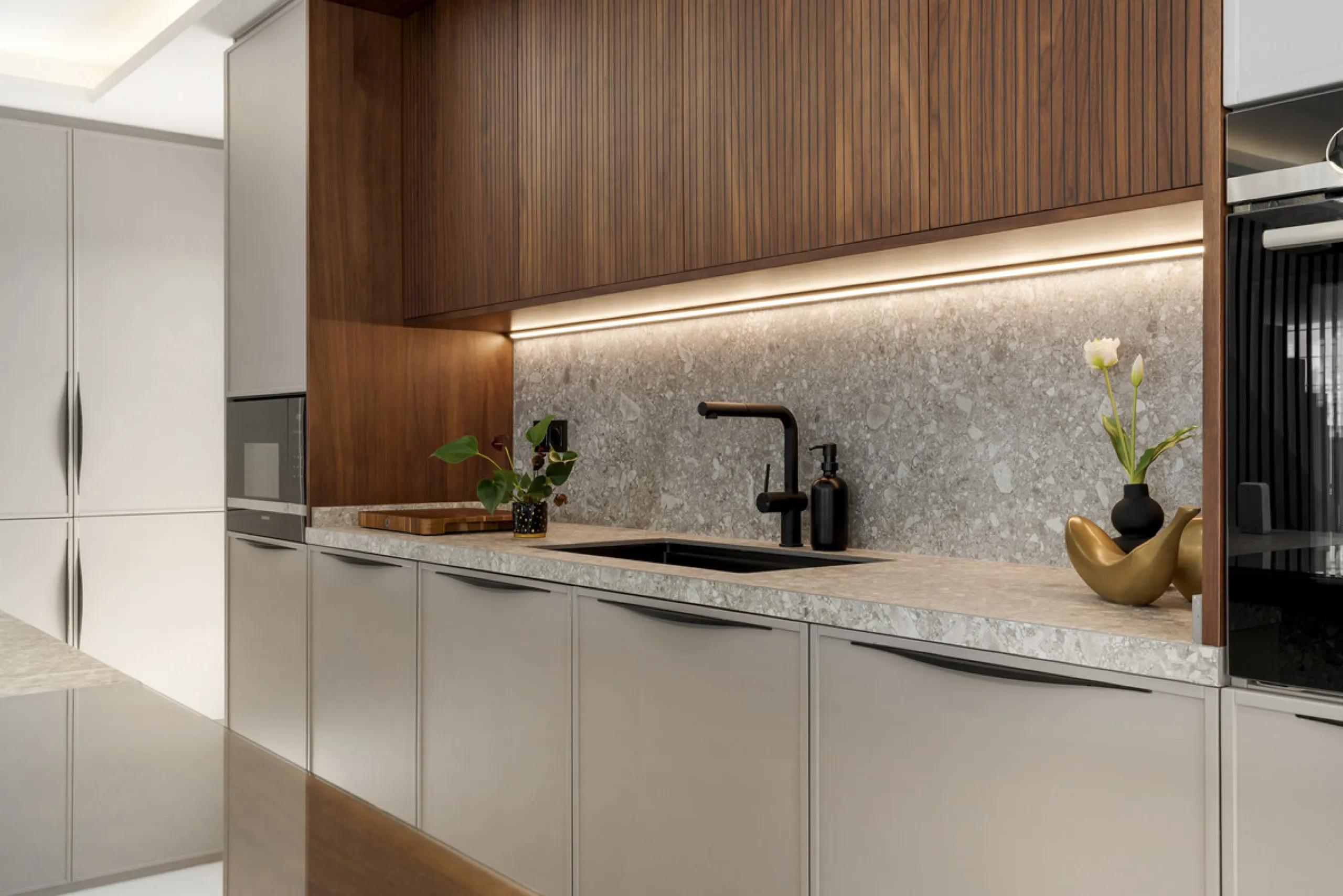 Penthouse Las Lolas is one of those rare residences that immediately conveys harmony, style, and thoughtful design. Positioned at the top of one of Nueva Andalucía's best-located buildings, and just minutes from both Marbella Arena and Puerto Banús, this 